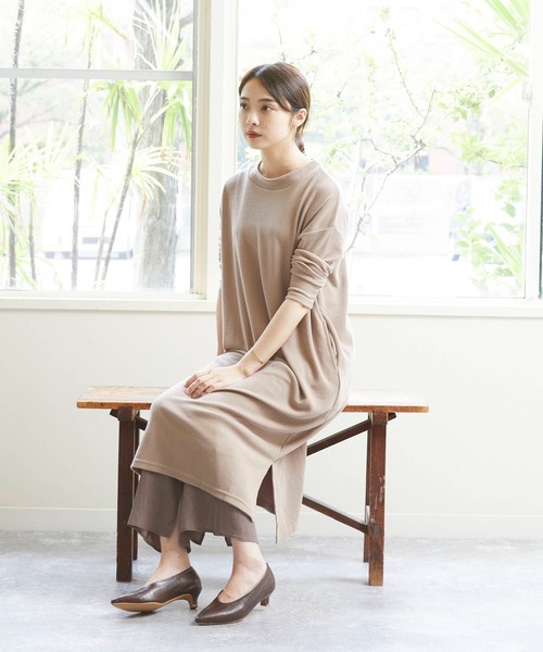 menue(メヌエ)の「レディース ポインテッドトゥ甲深パンプス(パンプス・レディース・ブラック/ベージュ/アイボリー/ブラウン系その他/グレイッシュベージュ・22.5cm/23.5cm/24.5cm/25.5cm/23.0cm/24.0cm/25.0cm/26.0cm/21.5cm/22.0cm)」の8枚目の写真