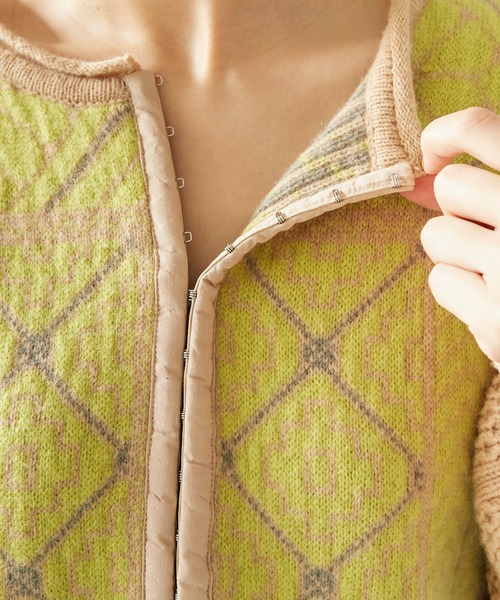 cardo fabrica(カルドファブリカ)の「ラムナイロンジャカードニット 前後2wayクルーカーディガン(カーディガン/ボレロ・レディース・ホワイト/ベージュ・FREE)」の14枚目の写真