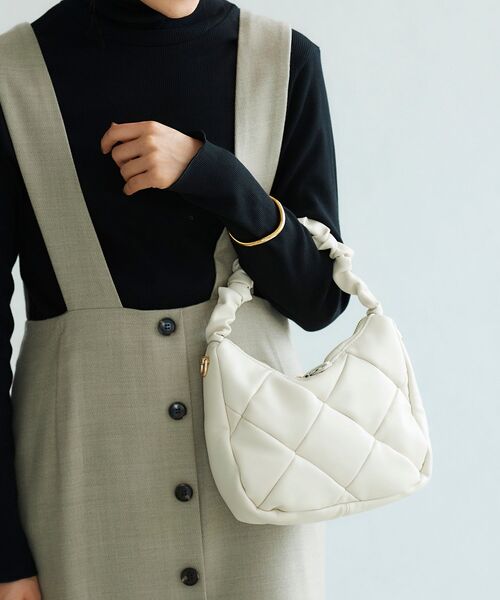 le.coeur blanc（ルクールブラン）の「シャーリングハンドルショルダー（ショルダーバッグ・レディース・グリーン/アイボリー/ブラック・FREE）」の2枚目の写真