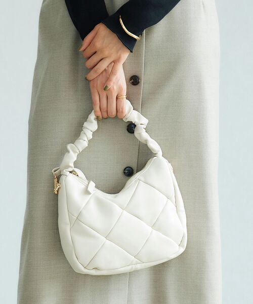 le.coeur blanc（ルクールブラン）の「シャーリングハンドルショルダー（ショルダーバッグ・レディース・グリーン/アイボリー/ブラック・FREE）」の7枚目の写真