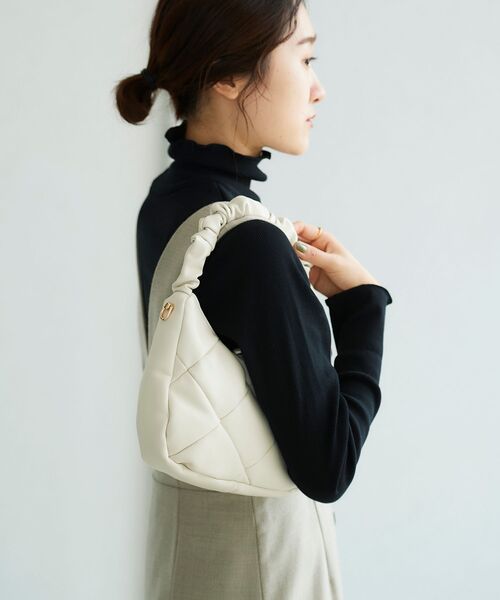 le.coeur blanc（ルクールブラン）の「シャーリングハンドルショルダー（ショルダーバッグ・レディース・グリーン/アイボリー/ブラック・FREE）」の9枚目の写真