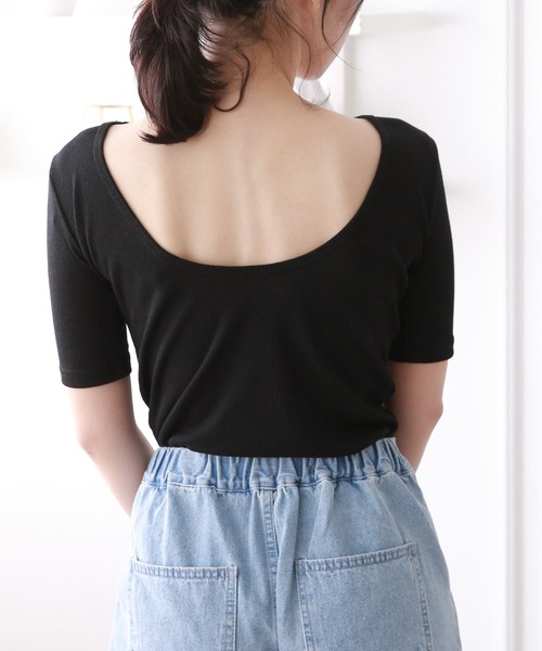 Isn't She?（イズントシー）の「バックオープンショートスリーブトップス（Tシャツ/カットソー・レディース・ブラウン/ブラック/ホワイト・FREE）」の3枚目の写真