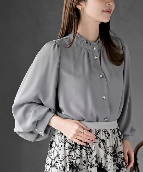rps（アールピーエス）の「ボリューム袖フリルネックブラウス（シャツ