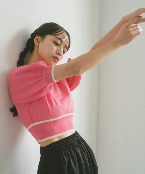 VANNIE U(ヴァニーユー)の「パイピングパフショートニット(ニット/セーター・レディース・ピンク/ブラック/その他・FREE)」の2枚目の写真
