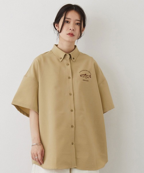 179/WG（イチナナキュウダブルジー）の「フィッシュ刺繍ビッグシャツ（シャツ/ブラウス・レディース・ベージュ/オフホワイト/グリーン・MEDIUM）」の2枚目の写真