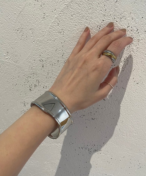 kutir(クティール)の「kutirlune/メタルワイドバングル(バングル/リストバンド・レディース・シルバー/ゴールド・FREE)」の2枚目の写真