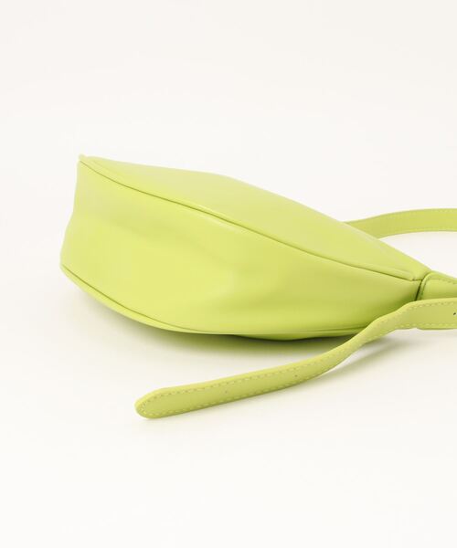florist（フローリスト）の「【2WAY】【軽量/ユニセックス】サイドベルトデザインの半月型レザーショルダーバッグ/ハンドバッグ/メッセンジャーバッグ（ショルダーバッグ・レディース・モカ/ホワイト系1/レモンイエロー/ホワイト系2/ライム/ブラック/ホワイト系3・FREE）」の11枚目の写真
