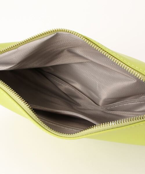 florist（フローリスト）の「【2WAY】【軽量/ユニセックス】サイドベルトデザインの半月型レザーショルダーバッグ/ハンドバッグ/メッセンジャーバッグ（ショルダーバッグ・レディース・モカ/ホワイト系1/レモンイエロー/ホワイト系2/ライム/ブラック/ホワイト系3・FREE）」の9枚目の写真