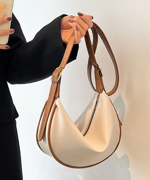 florist（フローリスト）の「【2WAY】【軽量/ユニセックス】サイドベルトデザインの半月型レザーショルダーバッグ/ハンドバッグ/メッセンジャーバッグ（ショルダーバッグ・レディース・モカ/ホワイト系1/レモンイエロー/ホワイト系2/ライム/ブラック/ホワイト系3・FREE）」の2枚目の写真