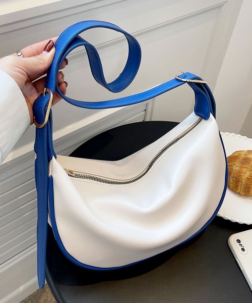 florist（フローリスト）の「【2WAY】【軽量/ユニセックス】サイドベルトデザインの半月型レザーショルダーバッグ/ハンドバッグ/メッセンジャーバッグ（ショルダーバッグ・レディース・モカ/ホワイト系1/レモンイエロー/ホワイト系2/ライム/ブラック/ホワイト系3・FREE）」の3枚目の写真