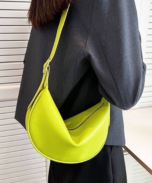 florist（フローリスト）の「【2WAY】【軽量/ユニセックス】サイドベルトデザインの半月型レザーショルダーバッグ/ハンドバッグ/メッセンジャーバッグ（ショルダーバッグ・レディース・モカ/ホワイト系1/レモンイエロー/ホワイト系2/ライム/ブラック/ホワイト系3・FREE）」の6枚目の写真