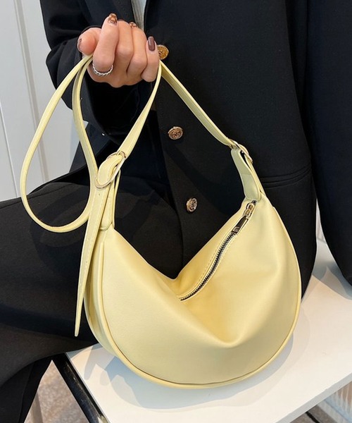 florist（フローリスト）の「【2WAY】【軽量/ユニセックス】サイドベルトデザインの半月型レザーショルダーバッグ/ハンドバッグ/メッセンジャーバッグ（ショルダーバッグ・レディース・モカ/ホワイト系1/レモンイエロー/ホワイト系2/ライム/ブラック/ホワイト系3・FREE）」の7枚目の写真