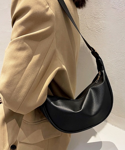 florist（フローリスト）の「【2WAY】【軽量/ユニセックス】サイドベルトデザインの半月型レザーショルダーバッグ/ハンドバッグ/メッセンジャーバッグ（ショルダーバッグ・レディース・モカ/ホワイト系1/レモンイエロー/ホワイト系2/ライム/ブラック/ホワイト系3・FREE）」の4枚目の写真