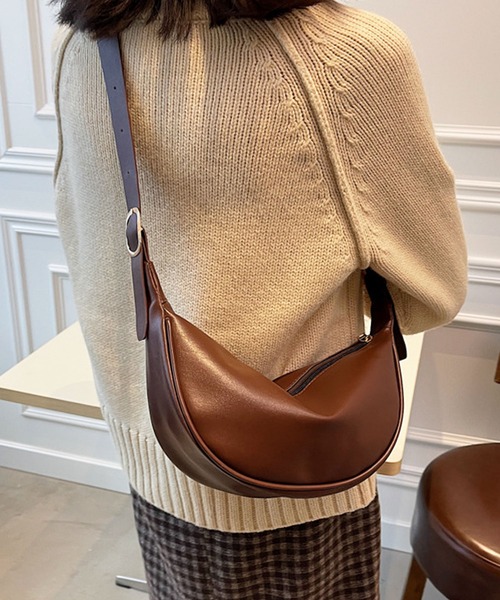 florist（フローリスト）の「【2WAY】【軽量/ユニセックス】サイドベルトデザインの半月型レザーショルダーバッグ/ハンドバッグ/メッセンジャーバッグ（ショルダーバッグ・レディース・モカ/ホワイト系1/レモンイエロー/ホワイト系2/ライム/ブラック/ホワイト系3・FREE）」の5枚目の写真