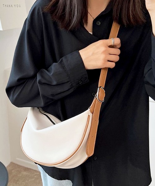 florist（フローリスト）の「【2WAY】【軽量/ユニセックス】サイドベルトデザインの半月型レザーショルダーバッグ/ハンドバッグ/メッセンジャーバッグ（ショルダーバッグ・レディース・モカ/ホワイト系1/レモンイエロー/ホワイト系2/ライム/ブラック/ホワイト系3・FREE）」の16枚目の写真