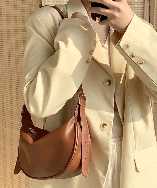 florist（フローリスト）の「【2WAY】【軽量/ユニセックス】サイドベルトデザインの半月型レザーショルダーバッグ/ハンドバッグ/メッセンジャーバッグ（ショルダーバッグ・レディース・モカ/ホワイト系1/レモンイエロー/ホワイト系2/ライム/ブラック/ホワイト系3・FREE）」の18枚目の写真