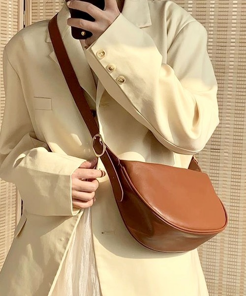 florist（フローリスト）の「【2WAY】【軽量/ユニセックス】サイドベルトデザインの半月型レザーショルダーバッグ/ハンドバッグ/メッセンジャーバッグ（ショルダーバッグ・レディース・モカ/ホワイト系1/レモンイエロー/ホワイト系2/ライム/ブラック/ホワイト系3・FREE）」の19枚目の写真