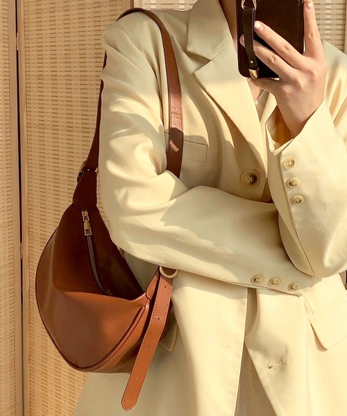 florist（フローリスト）の「【2WAY】【軽量/ユニセックス】サイドベルトデザインの半月型レザーショルダーバッグ/ハンドバッグ/メッセンジャーバッグ（ショルダーバッグ・レディース・モカ/ホワイト系1/レモンイエロー/ホワイト系2/ライム/ブラック/ホワイト系3・FREE）」の20枚目の写真