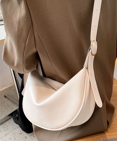 florist（フローリスト）の「【2WAY】【軽量/ユニセックス】サイドベルトデザインの半月型レザーショルダーバッグ/ハンドバッグ/メッセンジャーバッグ（ショルダーバッグ・レディース・モカ/ホワイト系1/レモンイエロー/ホワイト系2/ライム/ブラック/ホワイト系3・FREE）」の21枚目の写真