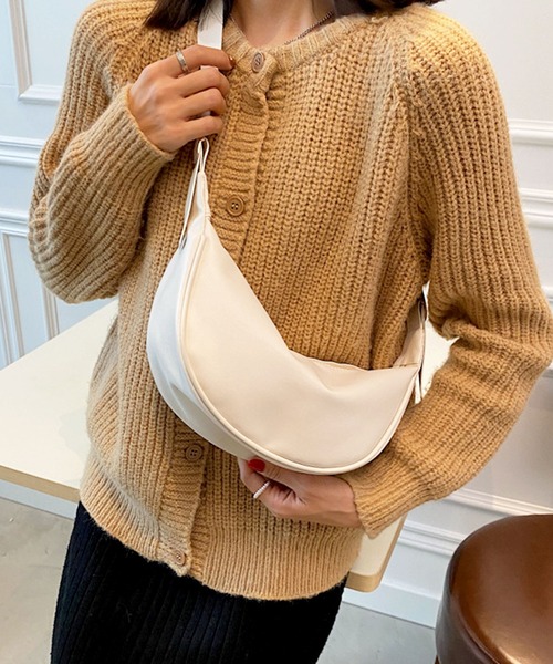 florist（フローリスト）の「【2WAY】【軽量/ユニセックス】サイドベルトデザインの半月型レザーショルダーバッグ/ハンドバッグ/メッセンジャーバッグ（ショルダーバッグ・レディース・モカ/ホワイト系1/レモンイエロー/ホワイト系2/ライム/ブラック/ホワイト系3・FREE）」の22枚目の写真