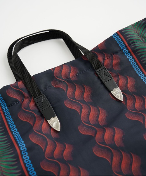 TOGA VIRILIS(トーガ ビリリース)の「Print tote bag(トートバッグ・メンズ・ネイビー・FREE)」の4枚目の写真