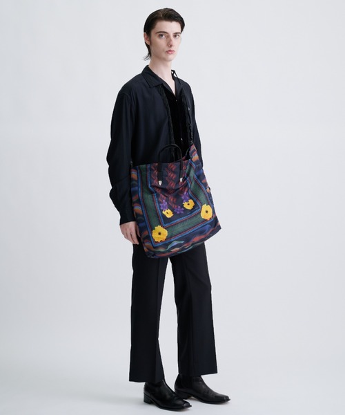 TOGA VIRILIS(トーガ ビリリース)の「Print tote bag(トートバッグ・メンズ・ネイビー・FREE)」の3枚目の写真