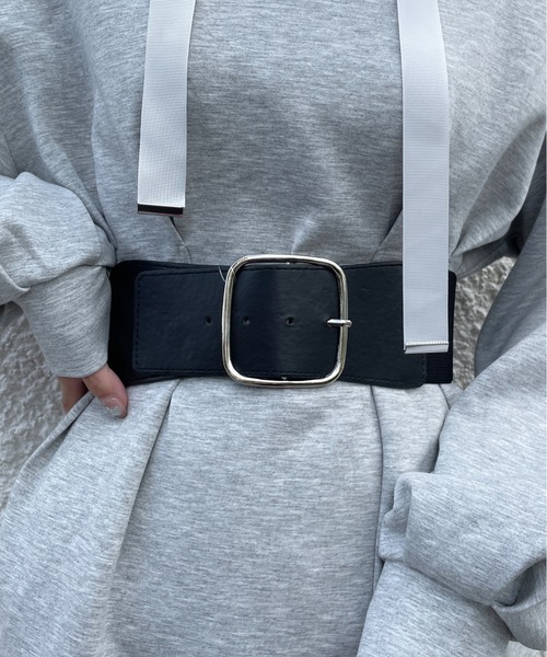 one wayザッカ（ワンウェイザッカ）の「スクエアバックル太ベルト（ベルト・レディース・シルバー/ゴールド・FREE）」の2枚目の写真