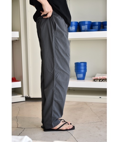 THEATRE PRODUCTS(シアタープロダクツ)の「VERSATILE NYLON PANTS(その他パンツ・レディース・グレー・FREE)」の4枚目の写真