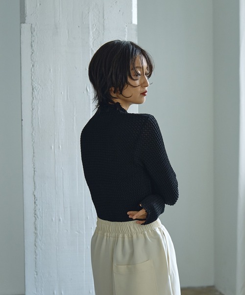 abor o-t-l(アボアオーティーエル)の「リンクルタートルネックトップス(Tシャツ/カットソー・レディース・クリーム/ブラック・FREE)」の2枚目の写真