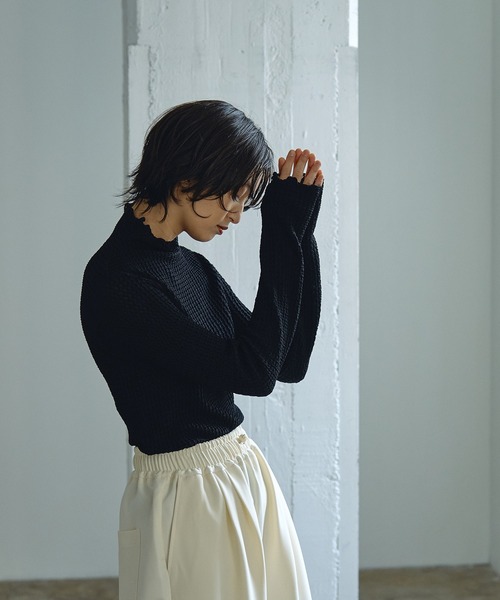 abor o-t-l(アボアオーティーエル)の「リンクルタートルネックトップス(Tシャツ/カットソー・レディース・クリーム/ブラック・FREE)」の7枚目の写真