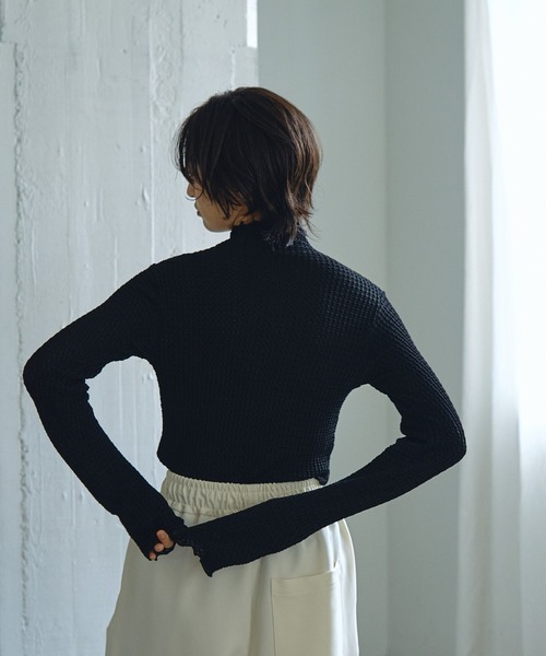 abor o-t-l(アボアオーティーエル)の「リンクルタートルネックトップス(Tシャツ/カットソー・レディース・クリーム/ブラック・FREE)」の8枚目の写真