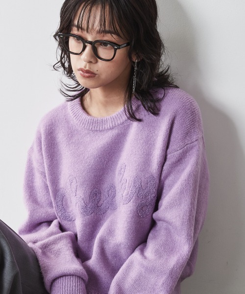 CHIC STYLE（シックスタイル）の「＜大きいサイズ＞ロゴ刺しゅうショート丈ニットプルオーバー シックスタイル（ニット/セーター・レディース・ブラック/パープル系・L/LL/3L/4L/5L）」の2枚目の写真