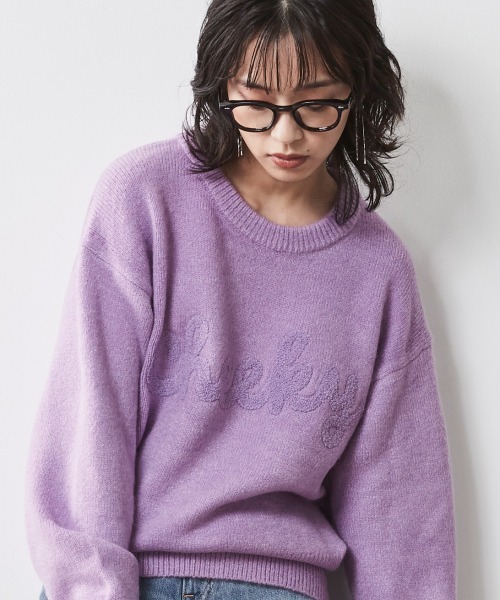 CHIC STYLE（シックスタイル）の「＜大きいサイズ＞ロゴ刺しゅうショート丈ニットプルオーバー シックスタイル（ニット/セーター・レディース・ブラック/パープル系・L/LL/3L/4L/5L）」の3枚目の写真