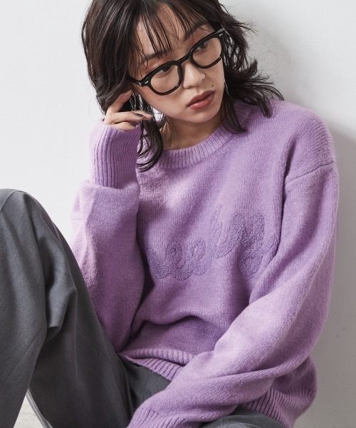 CHIC STYLE（シックスタイル）の「＜大きいサイズ＞ロゴ刺しゅうショート丈ニットプルオーバー シックスタイル（ニット/セーター・レディース・ブラック/パープル系・L/LL/3L/4L/5L）」の5枚目の写真