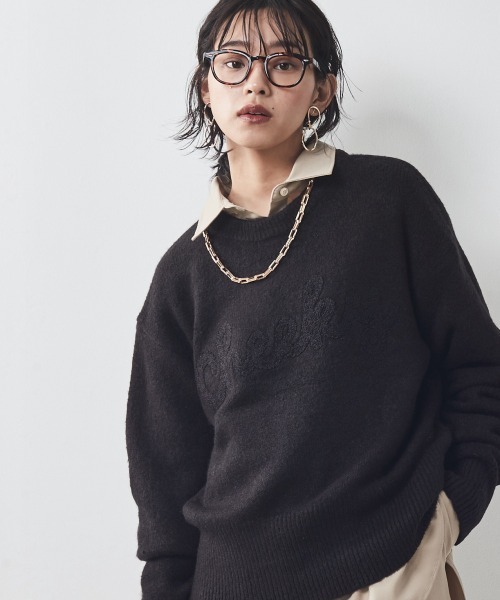 CHIC STYLE（シックスタイル）の「＜大きいサイズ＞ロゴ刺しゅうショート丈ニットプルオーバー シックスタイル（ニット/セーター・レディース・ブラック/パープル系・L/LL/3L/4L/5L）」の4枚目の写真