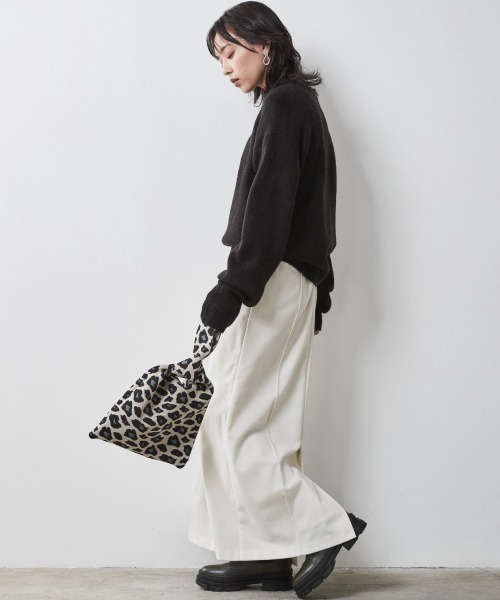 CHIC STYLE（シックスタイル）の「＜大きいサイズ＞ロゴ刺しゅうショート丈ニットプルオーバー シックスタイル（ニット/セーター・レディース・ブラック/パープル系・L/LL/3L/4L/5L）」の16枚目の写真