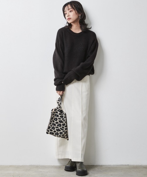 CHIC STYLE（シックスタイル）の「＜大きいサイズ＞ロゴ刺しゅうショート丈ニットプルオーバー シックスタイル（ニット/セーター・レディース・ブラック/パープル系・L/LL/3L/4L/5L）」の8枚目の写真