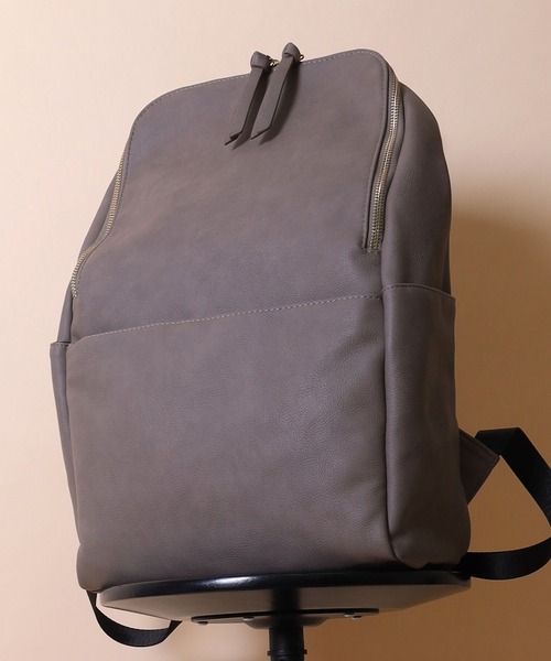 COOCO（クーコ）の「フェイクレザーラウンドファスナーリュックサック/A４・１３inPC対応（バックパック/リュック・レディース・キャメル/ブラック/グレー・9）」の2枚目の写真