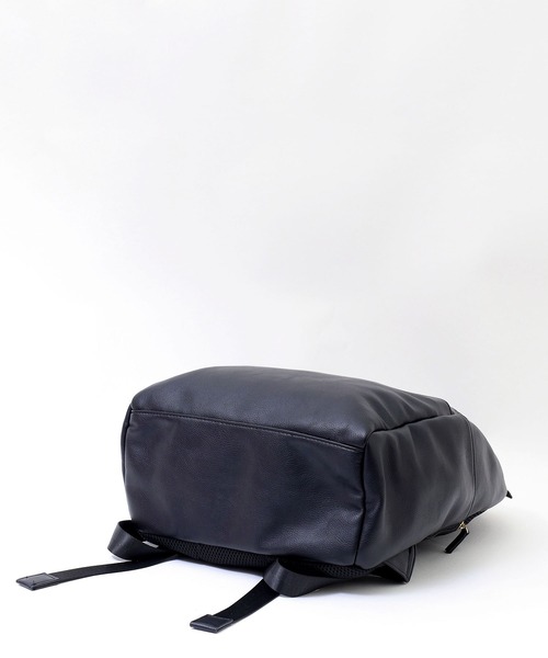 COOCO（クーコ）の「フェイクレザーラウンドファスナーリュックサック/A４・１３inPC対応（バックパック/リュック・レディース・キャメル/ブラック/グレー・9）」の7枚目の写真