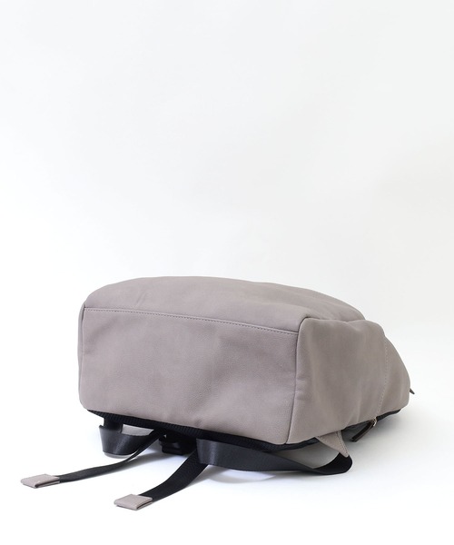 COOCO（クーコ）の「フェイクレザーラウンドファスナーリュックサック/A４・１３inPC対応（バックパック/リュック・レディース・キャメル/ブラック/グレー・9）」の13枚目の写真