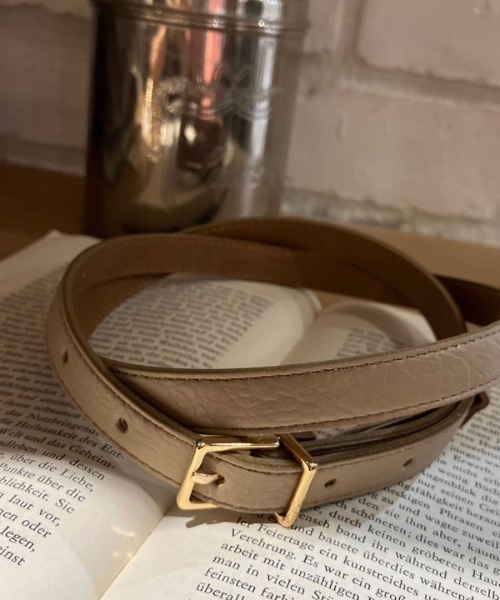Doux archives（ドゥアルシーヴ）の「スクエアバックルベルト（ベルト・レディース・ブラウン/アイボリー/グレイッシュベージュ・FREE）」の3枚目の写真