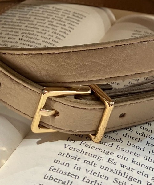 Doux archives（ドゥアルシーヴ）の「スクエアバックルベルト（ベルト・レディース・ブラウン/アイボリー/グレイッシュベージュ・FREE）」の9枚目の写真