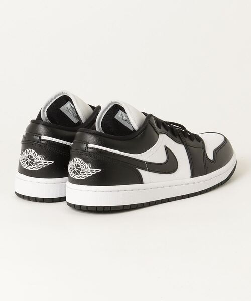 AIR JORDAN（エアジョーダン）の「WMNS AIR JORDAN 1 LOW（スニーカー・レディース・ホワイト×ブラック・28.0cm/27.5cm/27.0cm/26.5cm/26.0cm/29.0cm/28.5cm）」の2枚目の写真