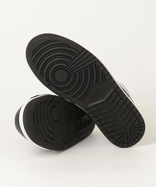 AIR JORDAN（エアジョーダン）の「WMNS AIR JORDAN 1 LOW（スニーカー・レディース・ホワイト×ブラック・28.0cm/27.5cm/27.0cm/26.5cm/26.0cm/29.0cm/28.5cm）」の3枚目の写真