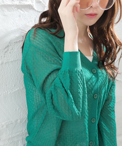 Honeys(ハニーズ)の「シアーVネックカーディガン(カーディガン/ボレロ・レディース・ベージュ/ブラック/グリーン/ホワイト・LL/L/M/S)」の4枚目の写真