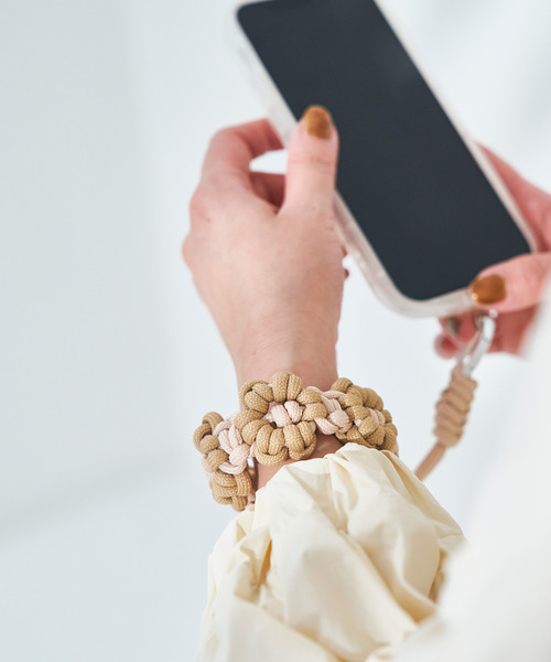 macaroni edge(マカロニエッジ)の「〈macaroni edge/マカロニエッジ〉花編み スマホストラップ(スマホグッズ・レディース・ピンク系/イエロー×グリーン/ブルーグリーン/グリーン×ピンク/ブラック×グレー/ベージュ・ONE SIZE)」の2枚目の写真
