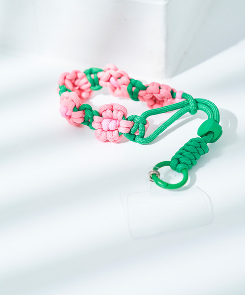 macaroni edge(マカロニエッジ)の「〈macaroni edge/マカロニエッジ〉花編み スマホストラップ(スマホグッズ・レディース・ピンク系/イエロー×グリーン/ブルーグリーン/グリーン×ピンク/ブラック×グレー/ベージュ・ONE SIZE)」の3枚目の写真