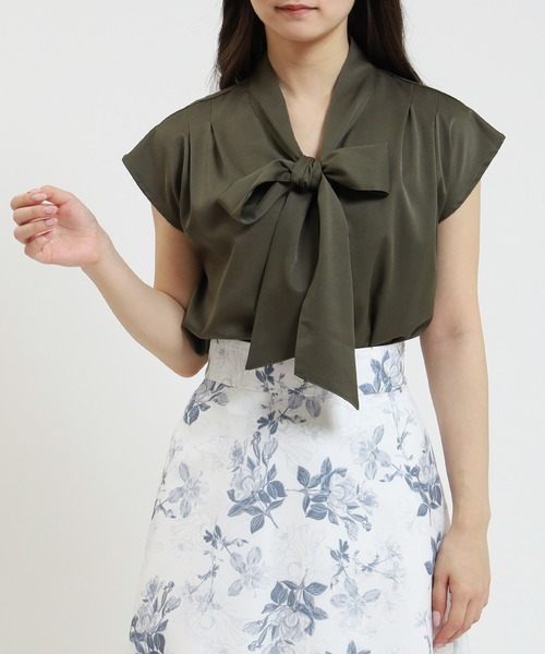TRUDEA(トルディア)の「とろみサテンボウタイフレンチブラウス(シャツ/ブラウス・レディース・グレイッシュブルー/カーキ/イエロー/ホワイト/ブルーグリーン・MEDIUM)」の1枚目の写真