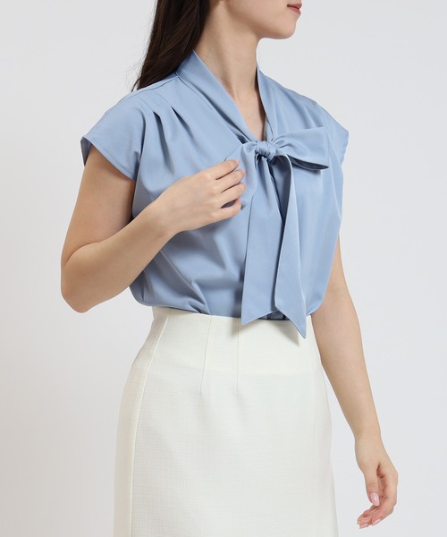 TRUDEA(トルディア)の「とろみサテンボウタイフレンチブラウス(シャツ/ブラウス・レディース・グレイッシュブルー/カーキ/イエロー/ホワイト/ブルーグリーン・MEDIUM)」の4枚目の写真