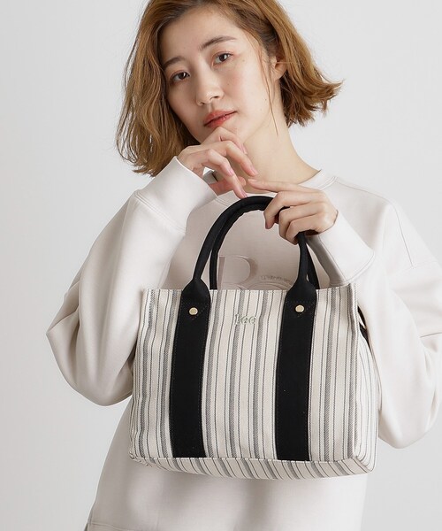 Lee（リー）の「【Lee別注】スクエアキャンバストート（トートバッグ・レディース・ダークグレー/シルバー系その他/アイボリー系6/グリーン系/ブラック/ライトベージュ/アイボリー系1/ゴールド系/その他/ブルー/シルバー系2/ブラック系2/ブルー系3/ブラック系/ベージュ系その他6/ブラック系3/ベージュ系その他7/ブラック系4/ピンク/ブルー系その他・00）」の3枚目の写真